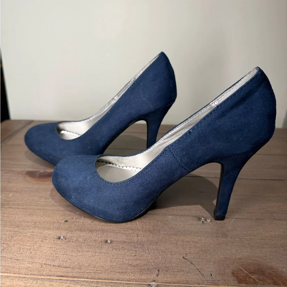 FIONI Blue Suede Heels - Picture 3 of 7
